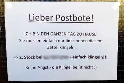 Bild von einem Zettel an der Tür mit einem Hinweis für den Postboten, doch bitte die Klingel zu nutzen.